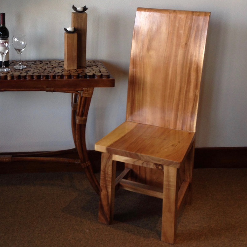 Chaise en bois massif