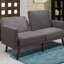 Canapé-lit futon convertible avec accoudoirs, en tissu gris à dos fendu et coutures apparentes, style moderne du milieu du siècle.