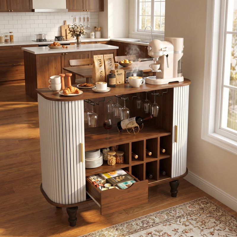 Bar Mid-Century moderne cannelé avec rangement pour le vin, porte-verres, tiroir et compartiments latéraux, White