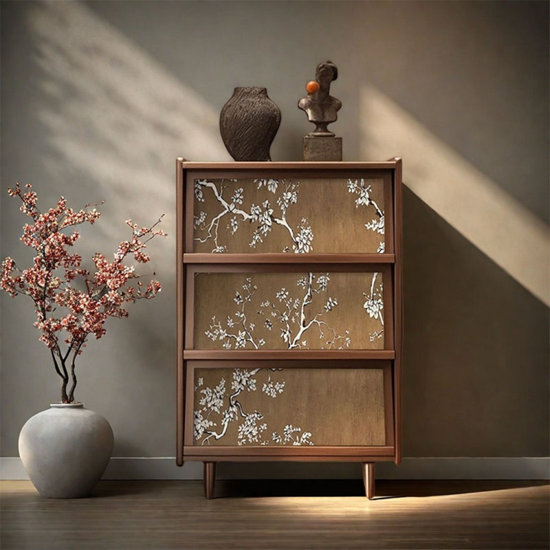 Armoire décorative à trois portes en noyer