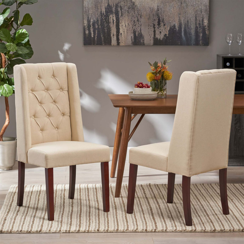 Chaises de salle à manger capitonnées sophistiquées avec dossier haut et pieds en bois de bouleau, parfaites pour les salles à manger modernes et élégantes