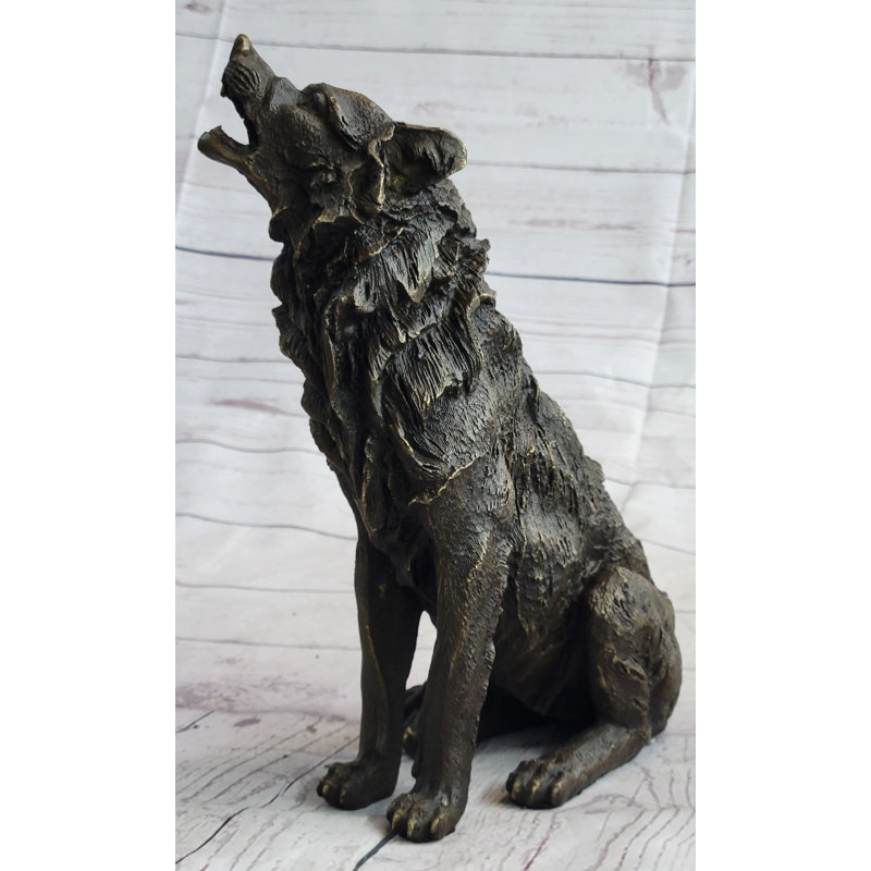 Loup Aaltien hurlant à la lune