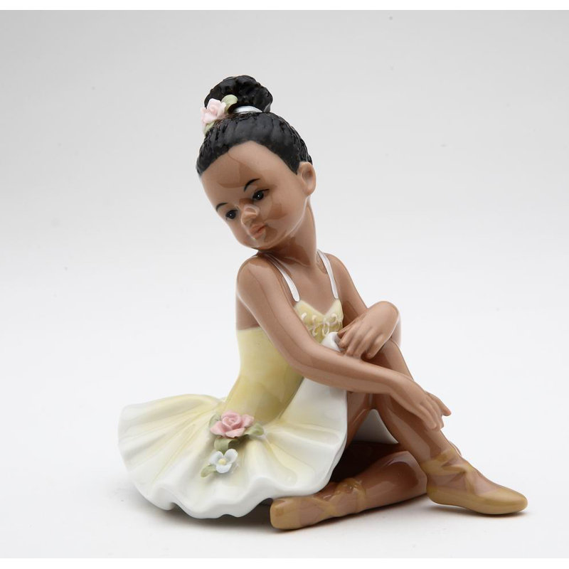 Figurine Desalvo afro-américaine assise dans une robe