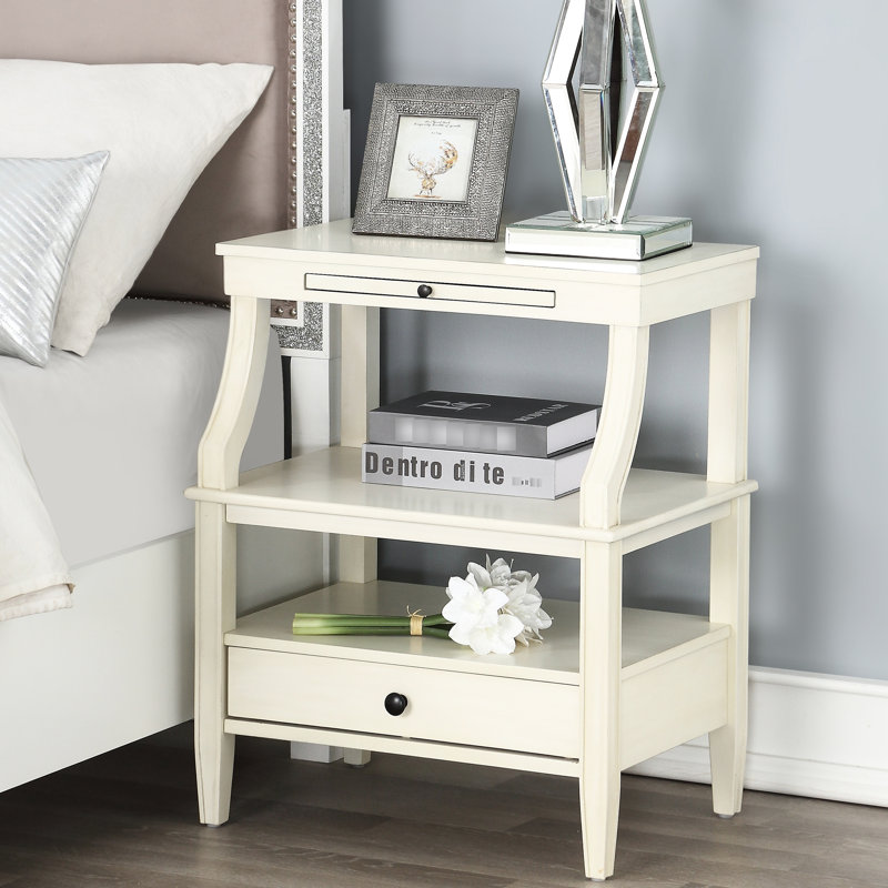 Table de chevet blanche antique avec des solutions de rangement pratiques pour la chambre à coucher