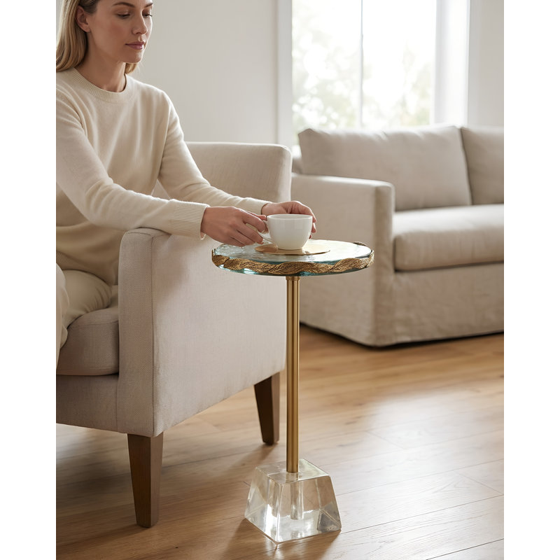 Table d'appoint ronde Ashington de 25 cm (10 po) avec plateau en verre texturé, détails en feuille d'or et piètement en verre organique, hauteur 57 cm (22,5 po).
