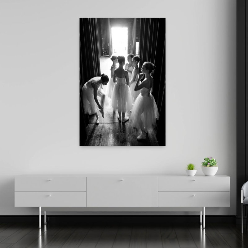 «Young Ballerinas Backstage Classic Dramatic Elegant», art mural, H 60 po x l 40 po