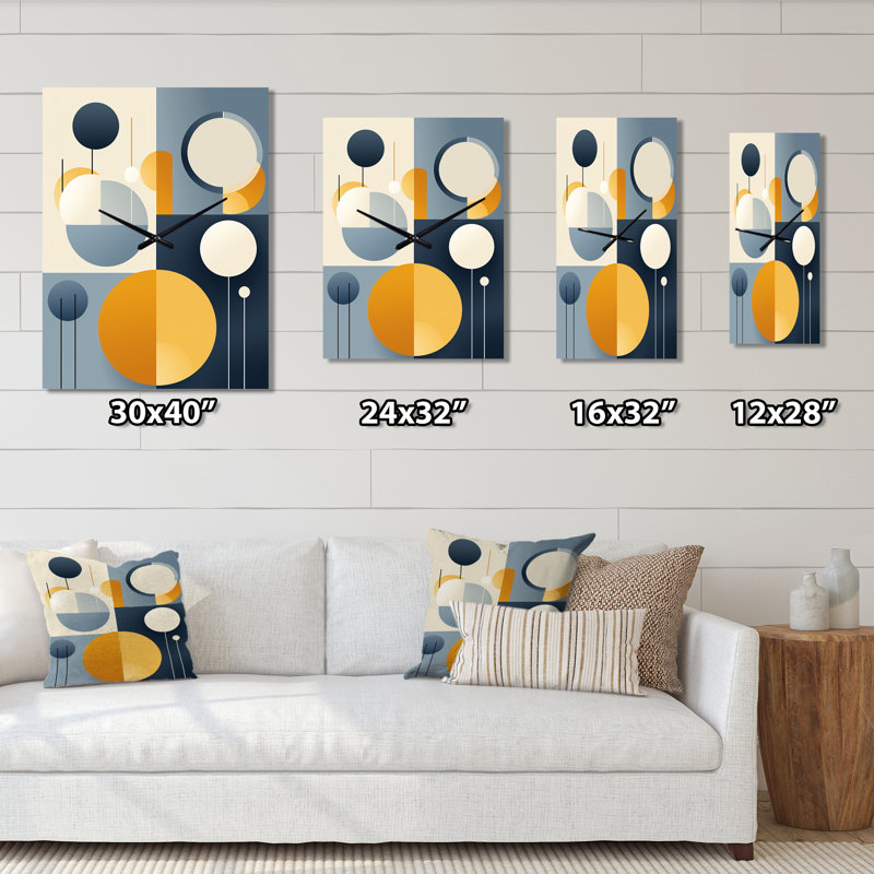 Horloge murale graphique sur fond géométrique jaune et bleu II - Mid-Century moderne, H 32 po x l 16 po x P 1 po