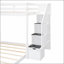 Lit superposé simple au dessus d'un lit double avec tablettes intégrées, tiroirs et escalier de rangement pour un espace de vie compact et organisé