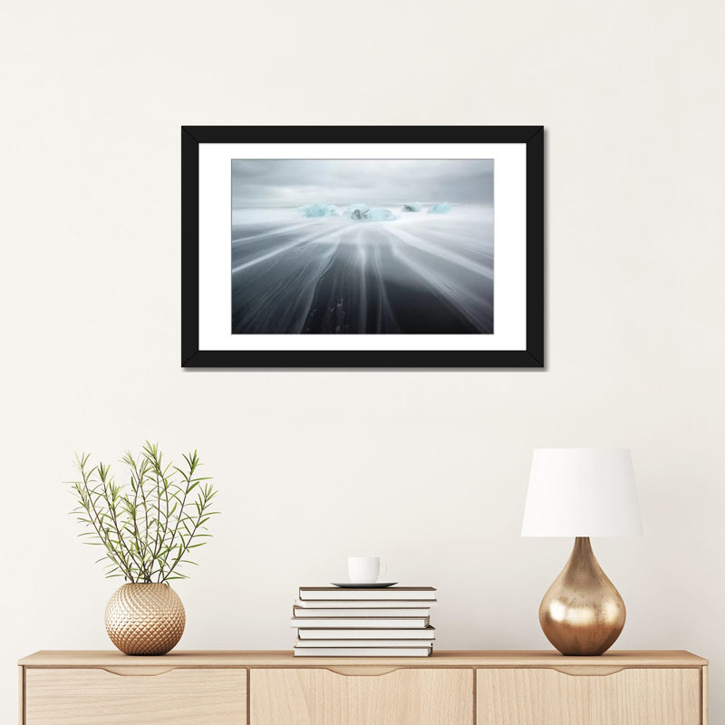 «Icebergs On Black Beach II» par Matteo Colombo, impression sur toile, H 16 po x l 24 po x P 1 po, Papier avec cadre noir