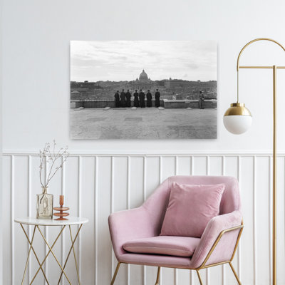 1950, Rome, Italie, arrière, vue, de, prêtres étudiants, alignés par un mur surplombant la ville avec vue sur la basilique Saint-Pierre en arrière-plan