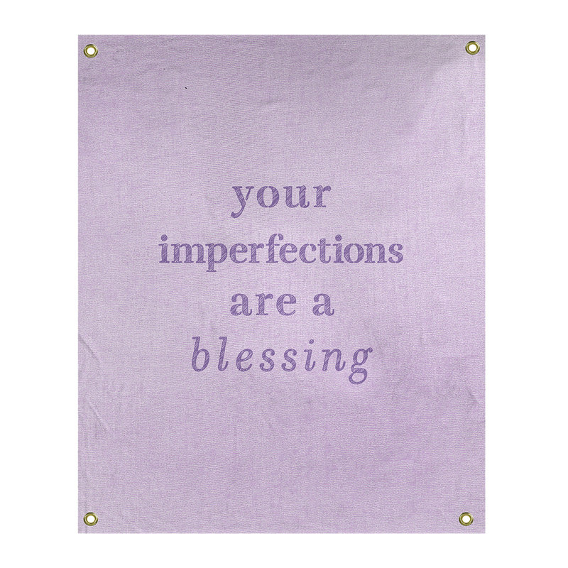 Tapisserie citation d’imperfections écrites en polyester, H 80 po x l 59 po, Mauve