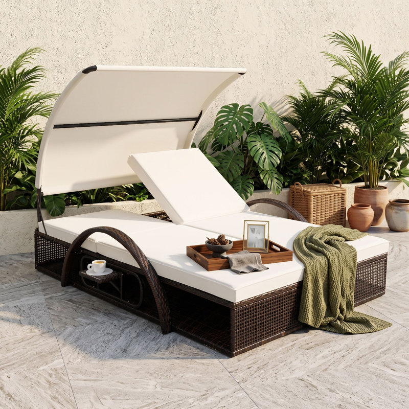 Chaise longue d'extérieur avec auvent courbé réglable à 5 positions, tables d'appoint cachées, lit de jour de patio avec coussins amovibles
