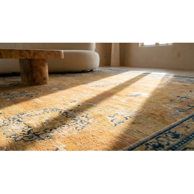 Tapis rectangulaire en laine noué à la main à motif floral rose des années 1920