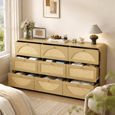 Commode large à 9 tiroirs, finition naturelle, façade en rotin, en panneaux de particules, idéale pour la chambre, le salon ou l'entrée.