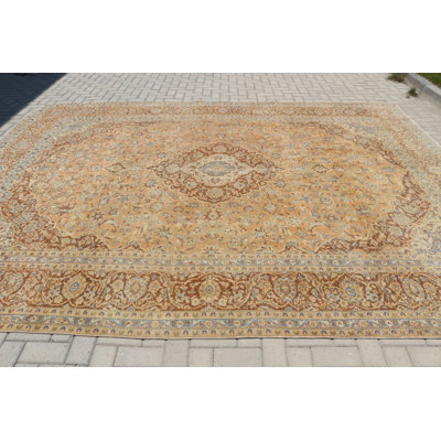 Tapis brun surdimensionné organique d'inspiration turque antique idéal pour les maisons de style rétro et les espaces élégants