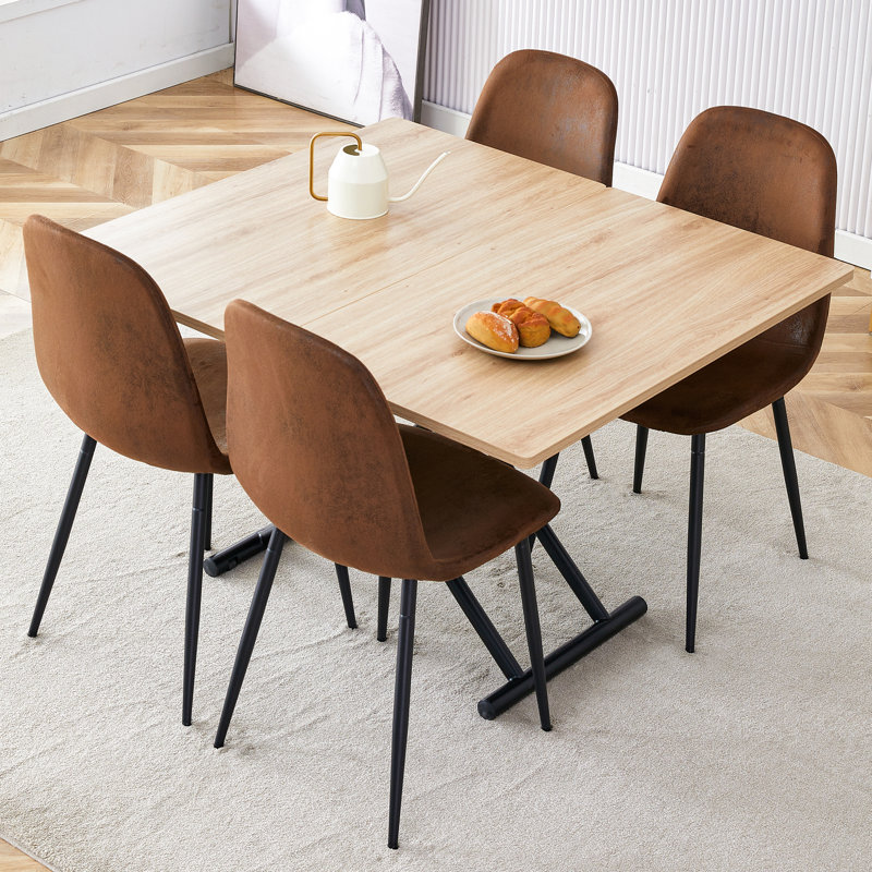Ensemble de table et de chaises. Plateforme de levage multifonctionnelle minimaliste moderne, panneau de fibres à densité moyenne autocollant grain de bois clair, pieds en métal noir. Jumelé à 4 chaises confortables en tissu brun.