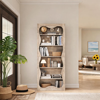 Haute bibliothèque à 6 niveaux avec bordure ondulée moderne | Rangement ouvert durable en bois pour le bureau et le salon. Conception réversible 2-en-1 avec quincaillerie de sécurité anti-basculement.