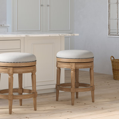 Tabouret de bar pivotant 360 avec hauteur personnalisable, garniture cloutée faite à la main, sculptures décoratives, protection des pieds en métal, patins en plastique, structure en bois massif de couleur chêne pour comptoir d'îlot de cuisine