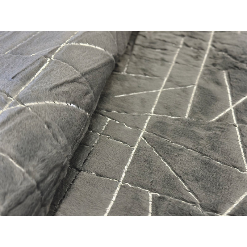 Gris fausse fourrure Broschard avec lignes métalliques argentées, Rectangle 7 pi 8 po x 10 pi 4 po