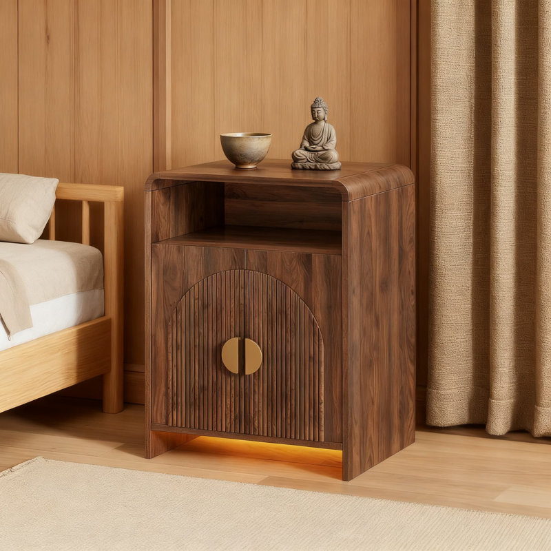 Table de chevet moderne avec station de charge et lumières DEL, armoire de rangement réglable avec portes cannelées, table de chevet avec tablettes ouvertes pour la chambre à coucher et le salon
