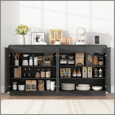 Meuble télé noir à 4 portes cannelées avec prise de courant, centre de divertissement Wave sans poignée, armoire de rangement à panneau de particules réglable à 3 niveaux, console multimédia multifonctionnelle et buffet