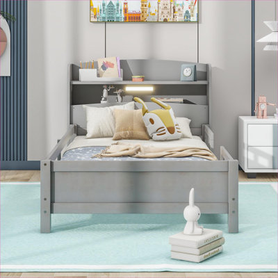 Lit plateforme simple pour chambre à coucher, structure en bois massif gris doux classique avec éclairage à DEL intégré et garde-corps de sécurité