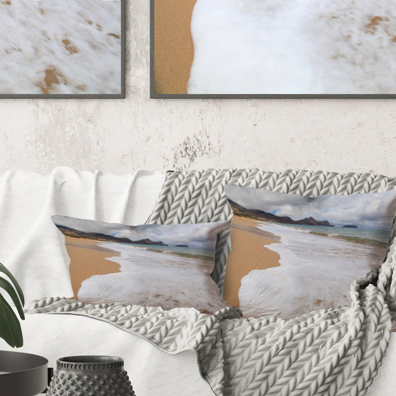 Coussin décoratif blanc avec vagues blanches sur la plage de l'île tropicale - imprimé nautique et côtier