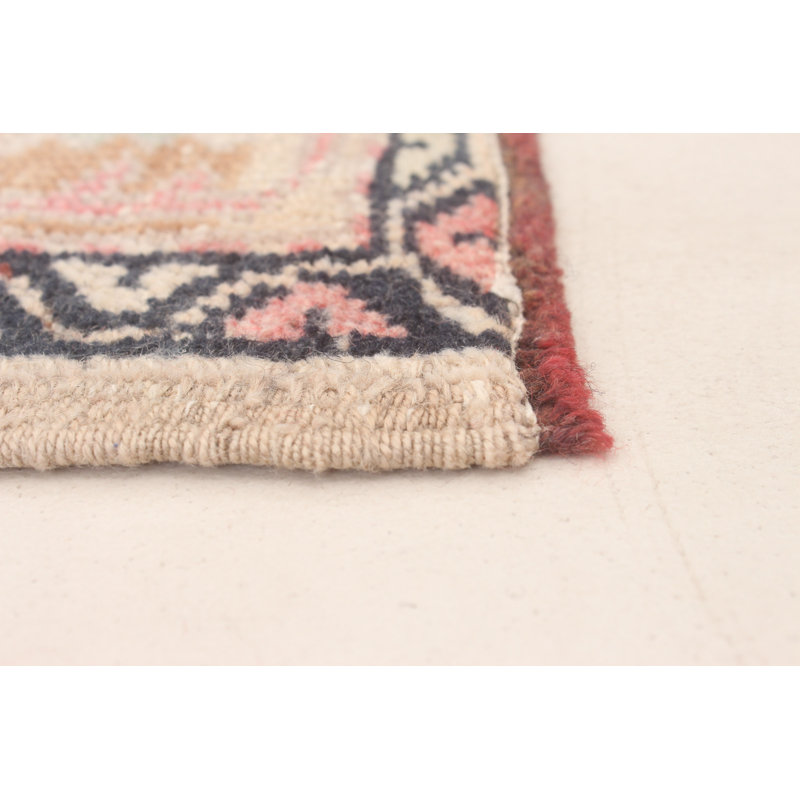 Tapis rouge rétro Mcmillen 3 pi 9 po x 7 pi 8 po