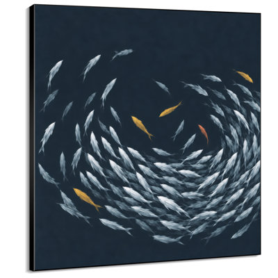 Impression sur tissu grand format - Motif de poissons argentés tourbillonnants avec des accents dorés sur fond bleu marine pour salon ou chambre - « Assemblage du cadre requis (cadre non fini) »
