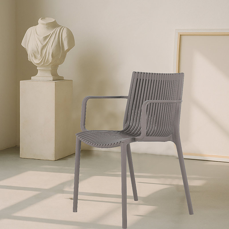 Ensemble de 4 chaises longues en polypropylène toutes saisons empilables gris chaud pour une utilisation au bord de la piscine, au jardin, au restaurant et à l'intérieur