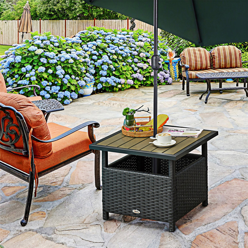 Table d'appoint en osier de rotin avec trou pour parasol