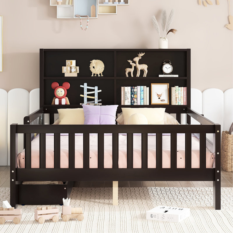 Lit plateforme double avec tableau noir, tiroirs de rangement et aménagement à profil bas pour une chambre à coucher peu encombrante