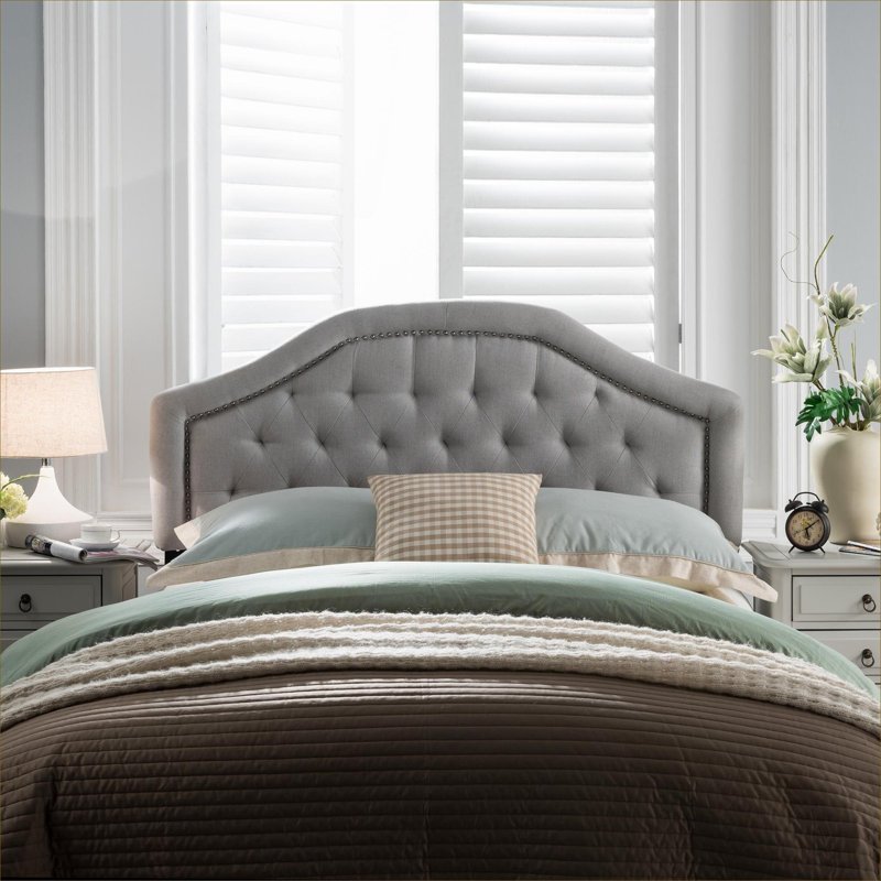 Tête de lit tapissier capitonnée avec garniture cloutée pour chambre à coucher