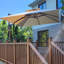 Parasol en porte-à-faux carré en bois 120 "avec base en tôle d'acier, beige-363787880