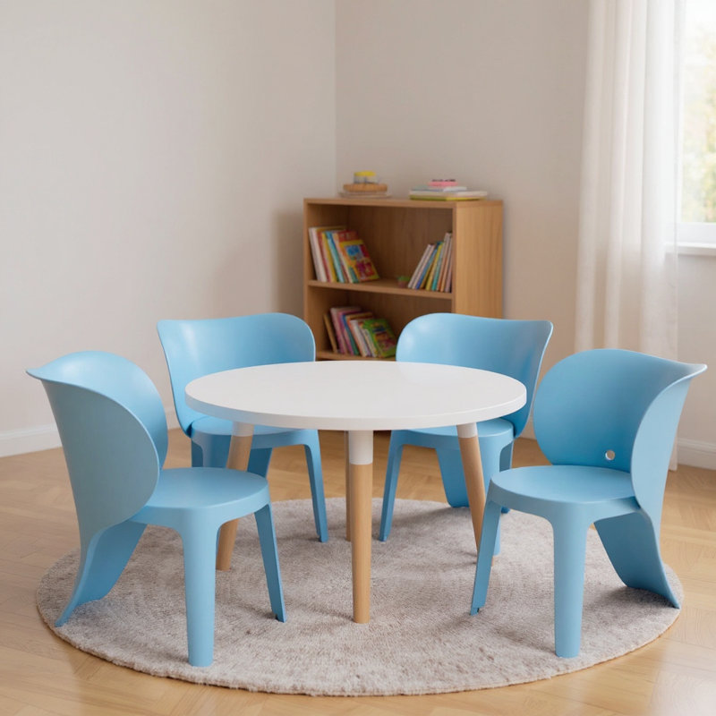 Ensemble de quatre chaises juvéniles en plastique robustes bleues