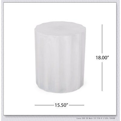 Table d'appoint d'extérieur en béton léger avec finition blanc antique, parfaite pour rehausser le décor du patio et du jardin