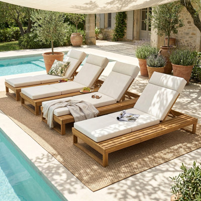 Chaise longue en bois d'acacia à finition teck avec ensemble de coussins beige 4 plis 4 po, chaise longue d'extérieur réglable avec surface latérale plate, pour bord de piscine
