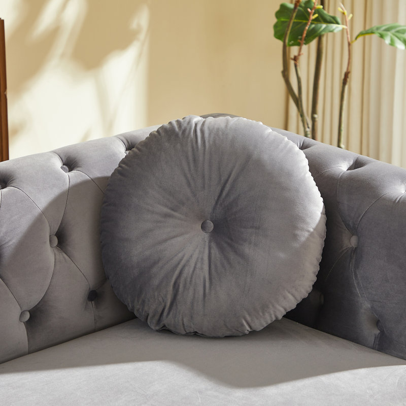 Canapé Chesterfield en velours avec coussins ronds, clous en cuivre, boutons touffetés, pieds en métal et boucles décoratives