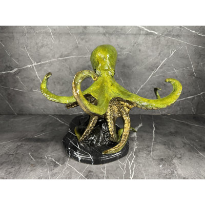 Génie du camouflage. Sculpture de pieuvre en bronze avec patine appliquée à la main