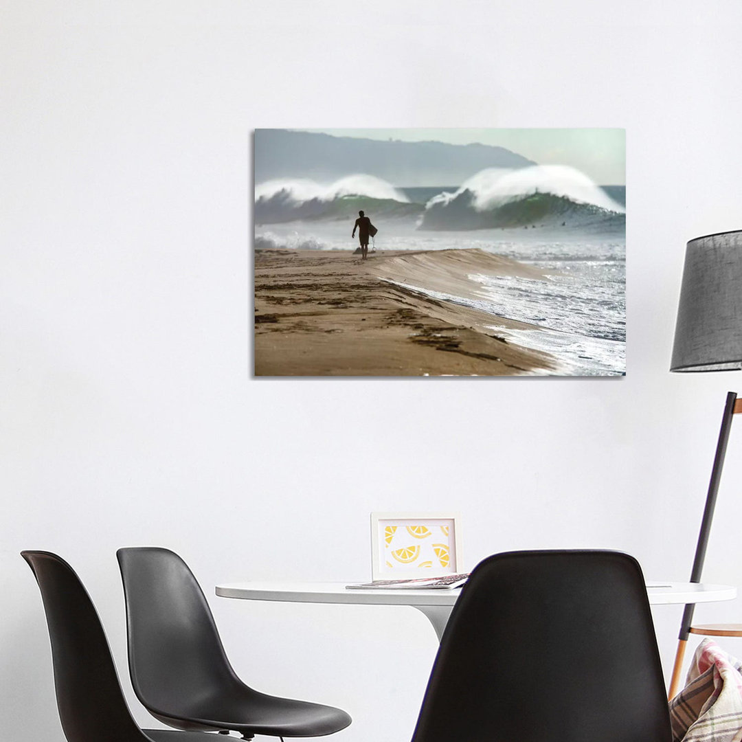 Beach Barrels von Sean Davey - Galerie-verpackte Leinwand Giclée auf Leinwand