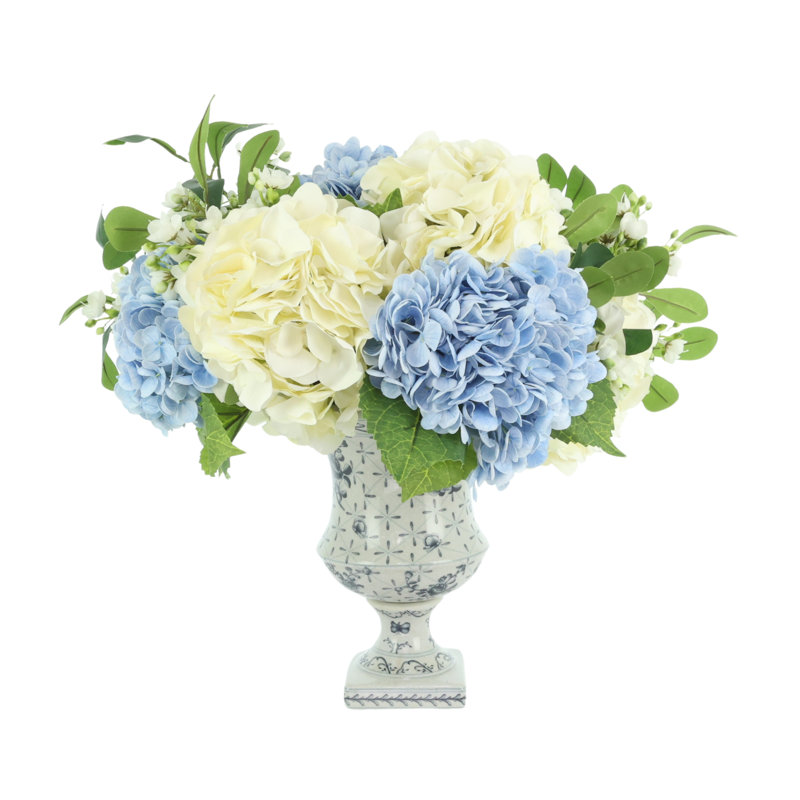 Mélange d'hortensias dans un vase décoratif, Bleu ; blanc