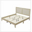 Lit plateforme king size en bois massif avec tête de lit en rotin, durable et élégant pour les chambres modernes et de style bord de mer
