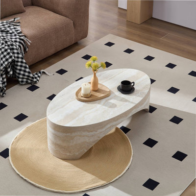 La table basse ovale en marbre naturel dans le salon