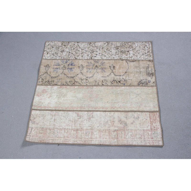 Tapis de porte turc unique avec motif patchwork dans des tons neutres pour une touche rétro