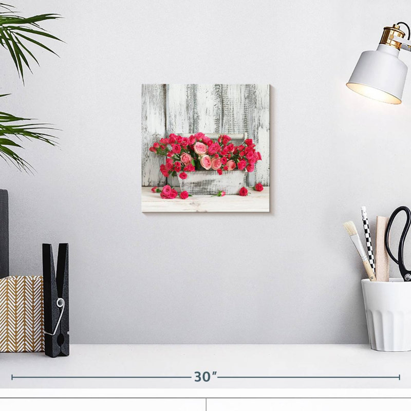 Harnek roses dans une boîte en bois, H 10 po x l 10 po