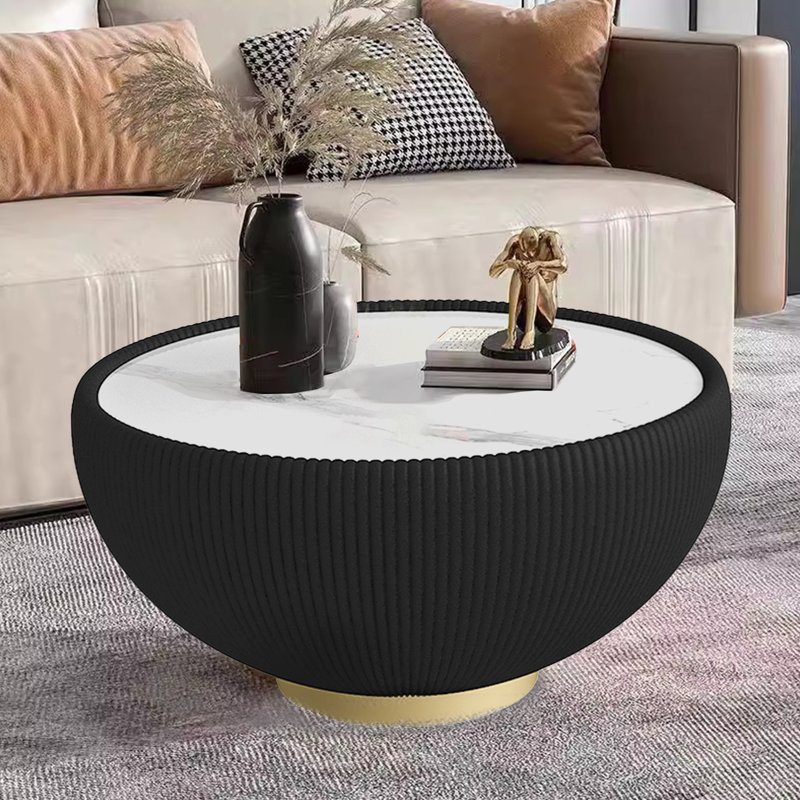 Table basse moderne en cuir clair avec dessus en marbre