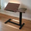 Table de chevet avec roulettes - support pliable pour ordinateur portable et de lecture, angle de hauteur réglable, noir noyer, roues de conception sécuritaire, plateau de basculement relaxant, accessoire polyvalent