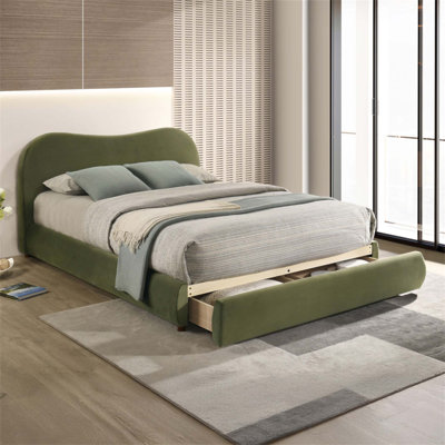 Grand lit tapissier en velours avec tête de lit courbée et rangement intégré, parfait pour les chambres modernes