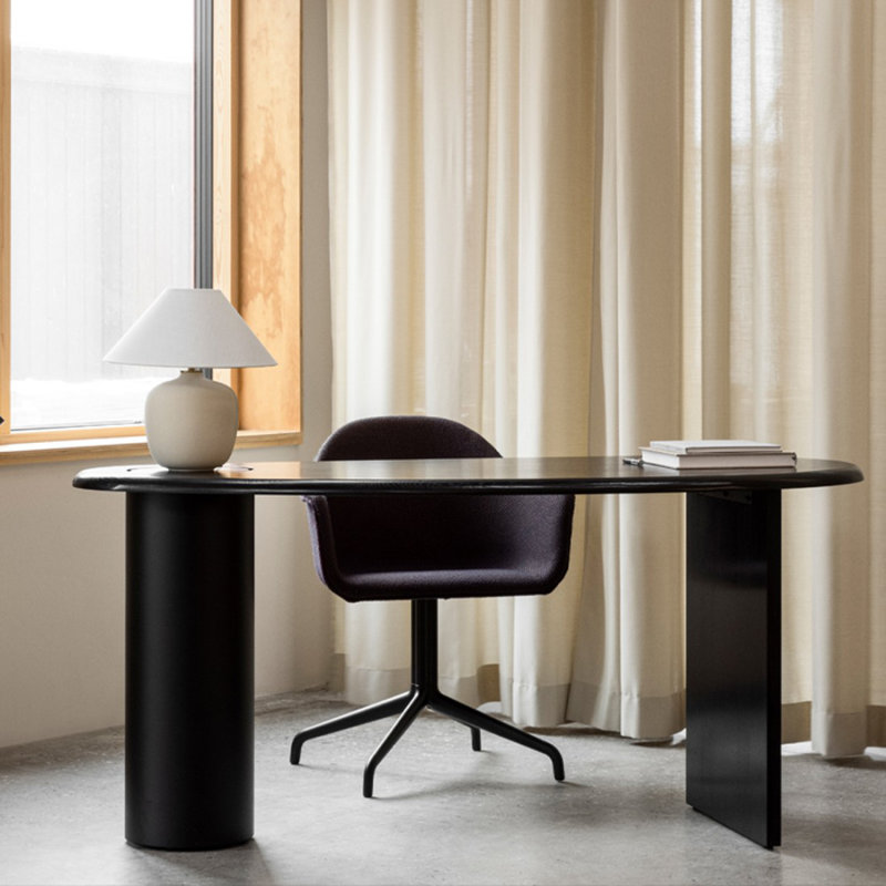 Bureau d'écriture en bois massif noir Free Form, H 29,53 po x l 55,12 po x P 31,5 po