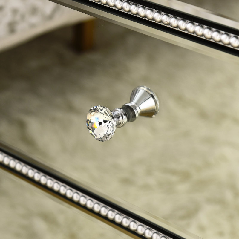 Élégante armoire à miroir à trois tiroirs argentée - Transformez votre chambre à coucher avec un rangement élégant pour 3 pièces en verre épais
